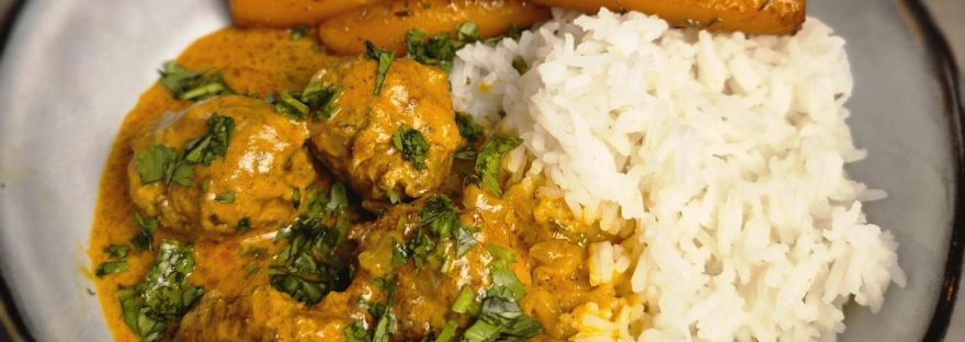 Boulettes de poulet en curry rouge