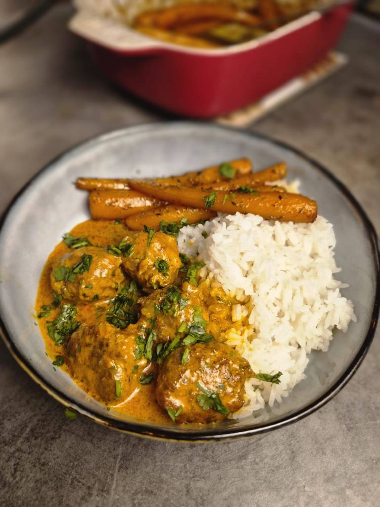 Boulettes de poulet en curry rouge